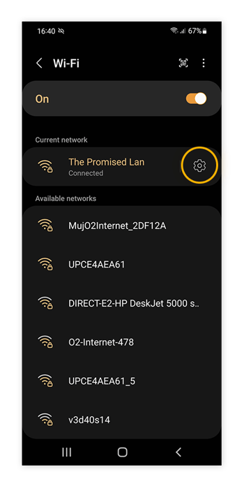 Destacando o ícone de engrenagem ao lado de uma conexão Wi-Fi