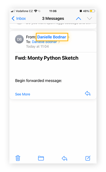 Screenshot einer in der Mail-App des iPhone geöffneten E-Mail, in der der Name des Absenders hervorgehoben ist