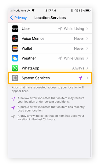 Vista de los ajustes de los servicios de ubicación en el iPhone. Los servicios del sistema están marcados con un círculo en la parte inferior.