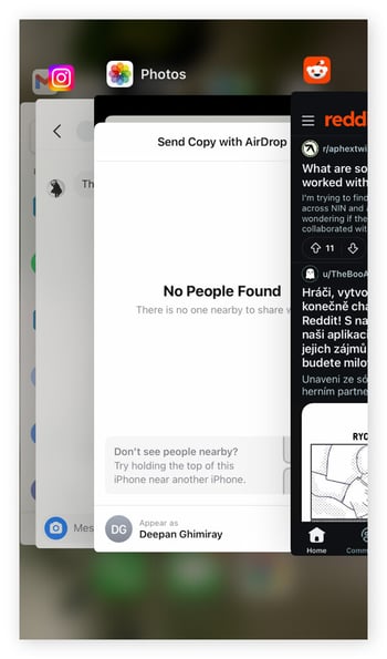 Percorrer os aplicativos no alternador de aplicativos do iPhone para fechá-los e impedir o superaquecimento do iPhone.
